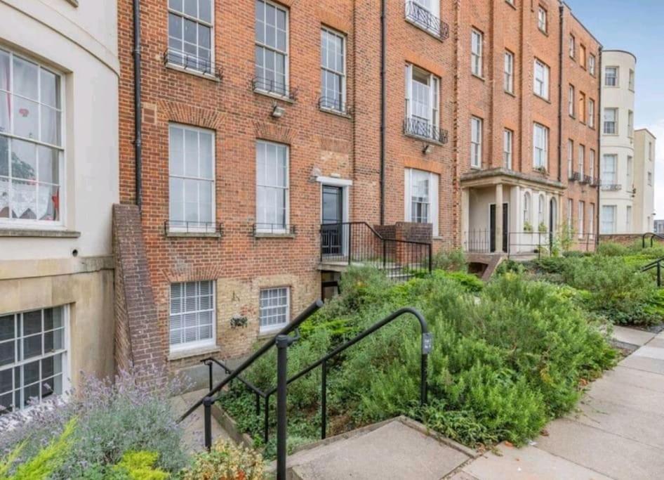 St Marg'S Hideaway; Grade II Listed Luxury Apartment In The Heart Of Cheltenham - Gateway To The Cotswolds! Sleeps 4 - Outdoor Seating And Free Private Parking! Εξωτερικό φωτογραφία