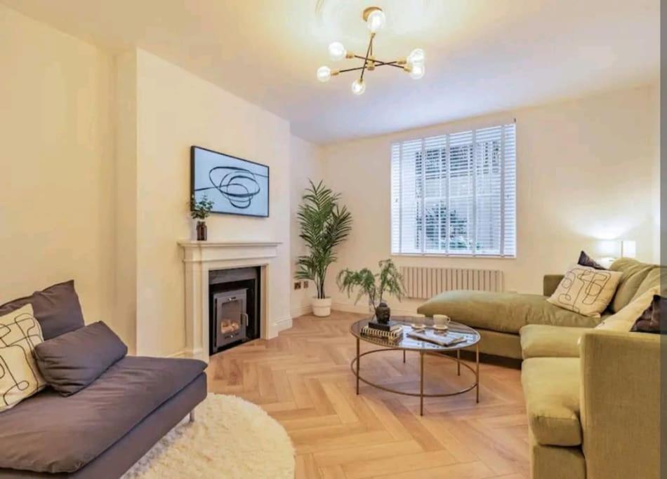 St Marg'S Hideaway; Grade II Listed Luxury Apartment In The Heart Of Cheltenham - Gateway To The Cotswolds! Sleeps 4 - Outdoor Seating And Free Private Parking! Εξωτερικό φωτογραφία